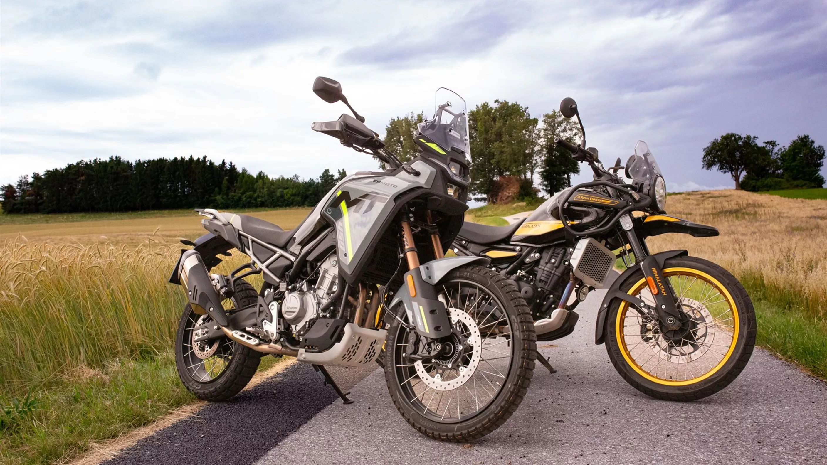 Royal Enfield Himalayan vs. CFMoto 450 MT Landstraßen Vergleich Royal Enfield Himalayan vs. CFMoto 450 MT Landstraßen Vergleich