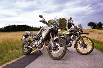 Royal Enfield Himalayan vs. CFMoto 450 MT Landstraßen Vergleich