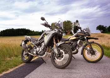 Royal Enfield Himalayan vs. CFMoto 450 MT Landstraßen Vergleich Royal Enfield Himalayan vs. CFMoto 450 MT Landstraßen Vergleich
