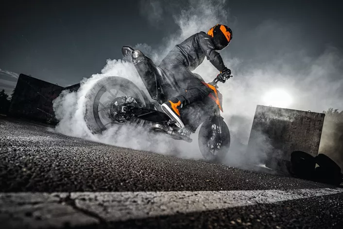 De KTM 790 Duke begint aan het modeljaar 2025 met verbeterde technische kenmerken, een aangepast ontwerp en twee nieuwe kleurvarianten. Wordt het scalpel een Zwitsers zakmes?