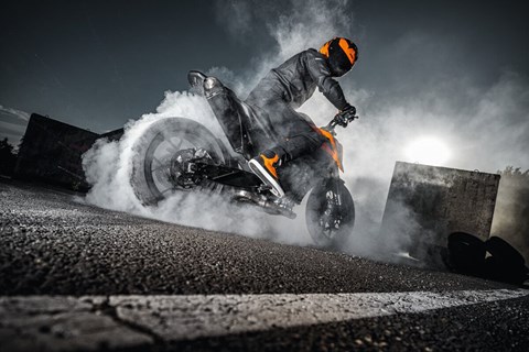 KTM 790 Duke 2025 - Das Skalpell Back in Action