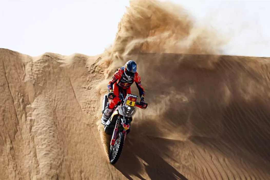Die allgemeinhin als härteste Rallye der Welt bezeichete Dakar macht 2025 tatsächlich wieder ihrem Namen alle Ehre. Heftige Etappen, knallharte Navigations-Herausforderungen und gleich am dritten Tag eine Monster-Etappe. Da sich bei der Dakar üblicherweise alles noch ändern kann, sollte man keine Prognosen stellen, ein Trend zeichnet sich aber ab: KTM schlägt zurück!