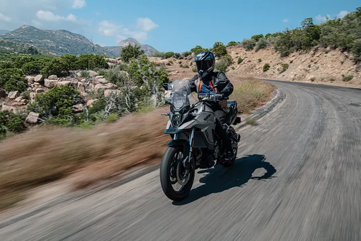 Voor het modeljaar 2025 presenteert Suzuki de V-Strom 800 met twee belangrijke vernieuwingen: de aanpassing aan de Euro-5+-emissienorm en drie nieuwe kleurvarianten. Afgezien daarvan blijft het beproefde concept van de adventure bike ongewijzigd.