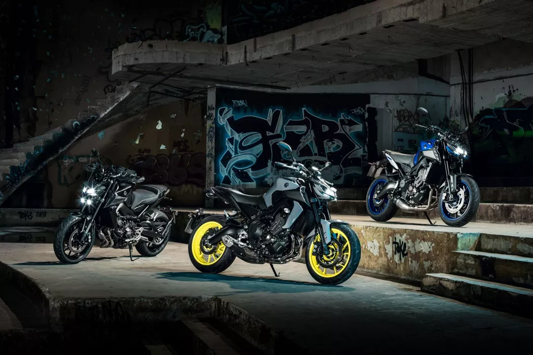 Die Yamaha MT-09 zählt zu den beliebtesten Naked Bikes auf dem Markt und hat sich mit ihrem kraftvollen Dreizylindermotor und dem hohen Fahrspaß einen festen Platz in der Biker-Community gesichert. Doch wie schlägt sich das Motorrad abseits von technischen Daten und Marketingversprechen? Um dieser Frage auf den Grund zu gehen, haben wir die Erfahrungen und Meinungen der 1000PS Community ausgewertet.
