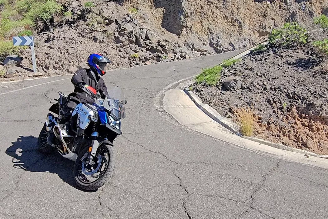 Ist die BMW R 1300 GS immer noch die Benchmark bei den Langstrecken Reisemotorrädern? Die 1300er Adventure polarisiert mehr als je zuvor. Wie gut ist sie in der Praxis?