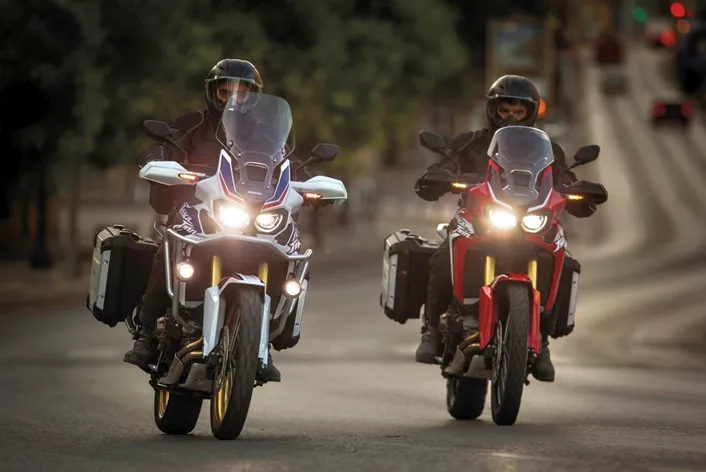 The Honda CRF1000L Africa Twin, produced from 2016 to 2020, has established itself as one of the most versatile and popular adventure bikes. But like any machine, the Africa Twin has its pros and cons. Here is a comprehensive overview of the strengths and weaknesses of this bike.