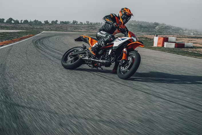 Platforma 690 nás již téměř dvě desetiletí rozmazluje brutální silou jednoválce. Pro mnoho (mladých) zájemců byly však supermota nedosažitelná, to se změní v roce 2025 s KTM 125 SMC R a KTM 390 SMC R.