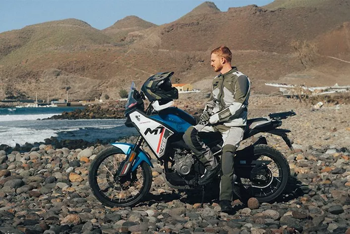 Gran Canaria, a terceira maior das Ilhas Canárias, é um verdadeiro paraíso para os motociclistas. Inúmeras estradas serpenteiam em curvas fechadas pela espetacular e diversificada paisagem vulcânica que caracteriza Gran Canaria. Nas vias estreitas e por vezes desafiadoras, as motos de baixa cilindrada se destacam. No entanto, isso só se aplica em parte à CFMoto 450MT...