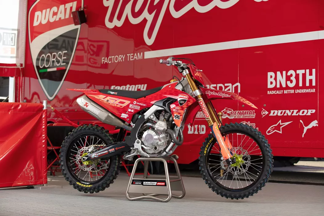 Ducati je objavio partnerstvo sa Troy Lee Designs kako bi pripremio ulazak kompanije iz Borgo Panigalea u američka AMA-motokros i superkros prvenstva. U fokusu je Desmo450 MX, koji će biti dostupan kod odabranih evropskih trgovaca od juna 2025. godine.