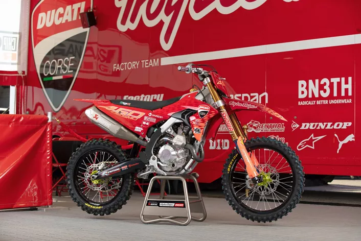 Ducati a annoncé un partenariat avec Troy Lee Designs pour préparer l'entrée de l'entreprise de Borgo Panigale dans les championnats AMA de motocross et de supercross aux États-Unis. L'accent est mis sur la Desmo450 MX, qui sera disponible chez certains concessionnaires européens à partir de juin 2025.
