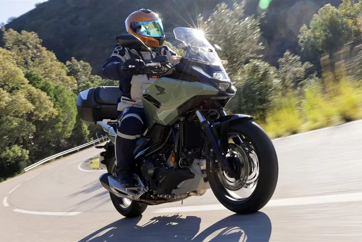 Men kan de Honda NC750X gerust als hoofdmodel motor noemen, de praktische en verstandige waarden staan bij deze dagelijkse metgezel inderdaad op de eerste plaats. Echter, de NC750X biedt veel meer rijplezier dan sommigen zouden vermoeden - hier de test van de gloednieuwe 2025 NC750X!