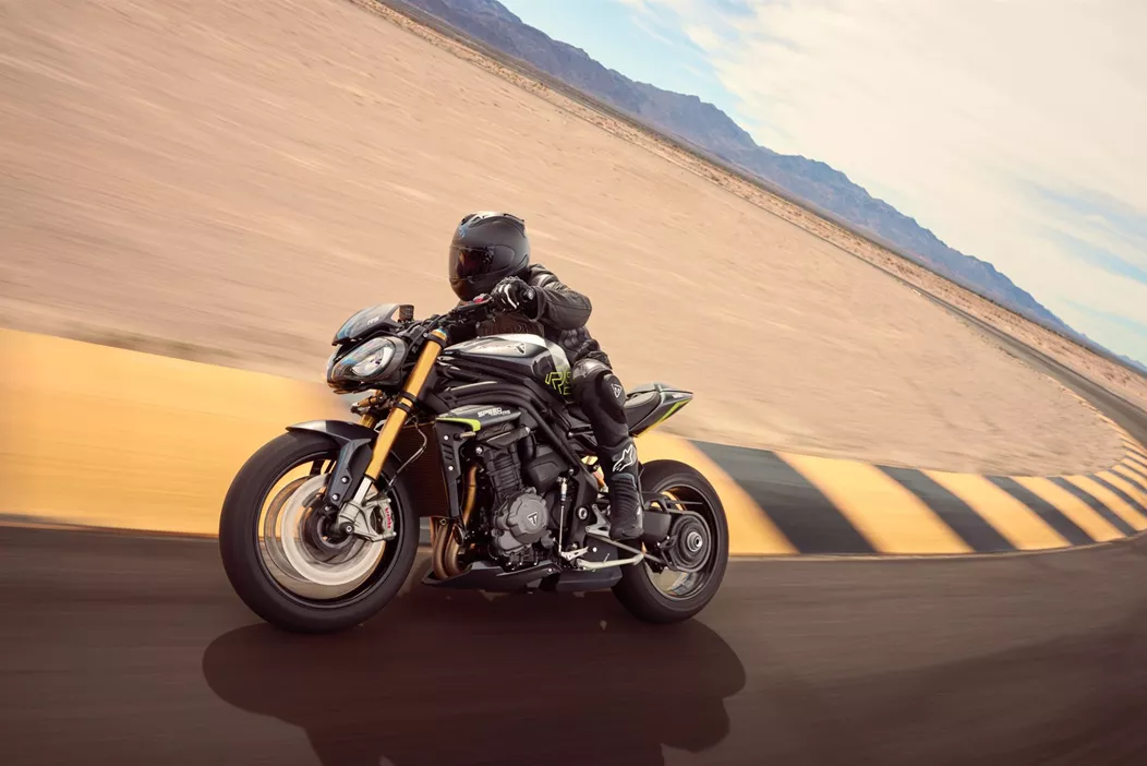 La Speed Triple fête son 30e anniversaire. Pour l'occasion, Triumph présente la toute dernière génération de son Power Naked Bike avec plus de puissance et une suspension électronique.