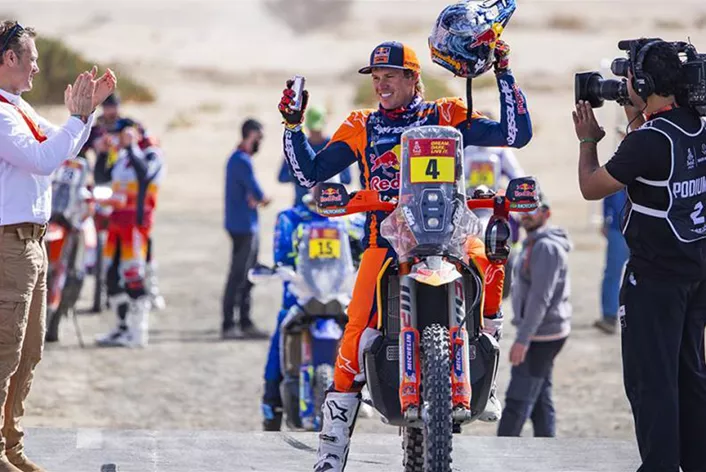 Dakar 2025 se očekivano upisuje u istoriju kao jedna od najtežih Dakar reli trka svih vremena. Još duže i zahtevnije etape, mnogo zavoja i sve tesnije odluke na poslednjim kilometrima – ako ne i metrima! Na kraju, Australijanac Daniel Sanders je ispred svih i pobeđuje sa svojom KTM na Dakar 2025.