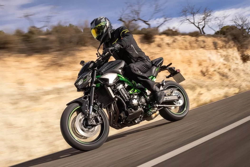Kako se vozi nova Kawasaki Z900 u modelnoj godini 2025? Na testiranju u Španjolskoj, japanski 4-cilindarski Naked bike mora pokazati je li unapređenje uspjelo. Očekivanja zajednice su velika.