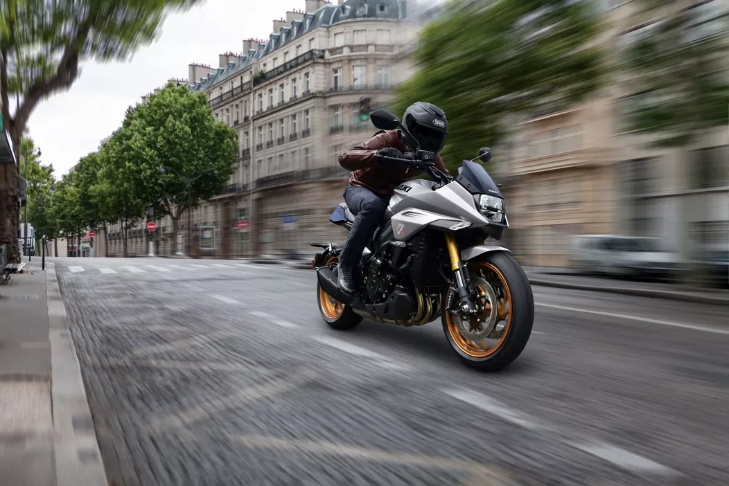 Die Suzuki Katana geht 2025 mit einem Update an den Start, das sie fit für die neuesten Abgasnormen macht. Neben der Einführung der Euro-5+-Homologation kommen zwei neue Farbvarianten hinzu.