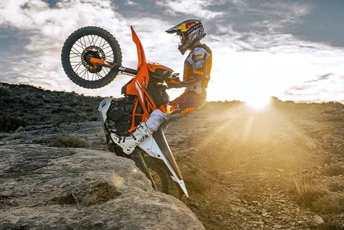 Podczas gdy linia produkcyjna w Austrii jest chwilowo wstrzymana, KTM wspólnie z indyjskim partnerem Bajaj wprowadza nową energię w świecie motocykli dual-sport. Nowe modele KTM 125 Enduro R i KTM 390 Enduro R są skierowane do posiadaczy prawa jazdy kategorii A1 i A2, jednocześnie stanowiąc silną konkurencję dla nadchodzących japońskich alternatyw.