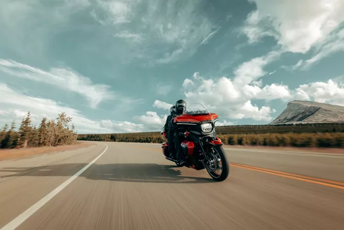 A Harley-Davidson inicia o ano de 2025 com uma ofensiva abrangente de modelos. A gama de modelos varia desde novas opções de turismo, passando por motos de aventura de 17 polegadas, até potentes cruisers.