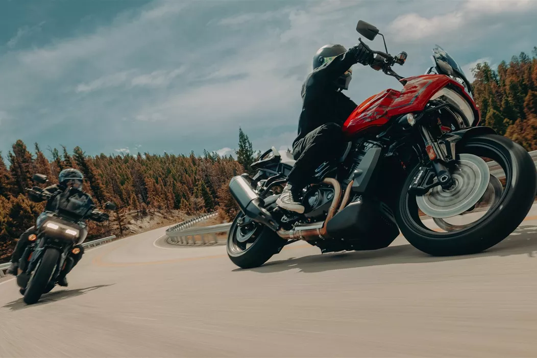 Harley-Davidson je s velikim avanturističkim motociklom Pan America 1250 zakoračio u potpuno novi svijet - sada se ova prepoznatljiva Amerikanka, koja sprijeda izgleda pomalo čudno, etablirala i već pridobila mnoge ljubitelje avantura na svoju stranu. Očigledno je vrijeme za Harley da s potpuno novom Pan America 1250 ST, s njezinim 17-inčnim gumama, ponovno privuče ljubitelje cestovne vožnje!