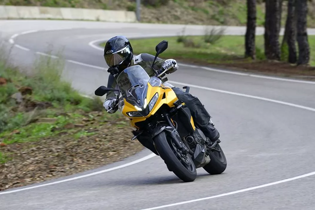 Enfin, nous avons eu l'opportunité de tester la nouvelle Triumph Tiger Sport 800 au Portugal. Sur les routes sinueuses de l'Algarve, non seulement le nouveau trois-cylindres en ligne, mais aussi l'ensemble polyvalent de la Tiger Sport doivent faire leurs preuves. Parvient-elle à remplir les grandes chaussures de sa prédécesseure ?