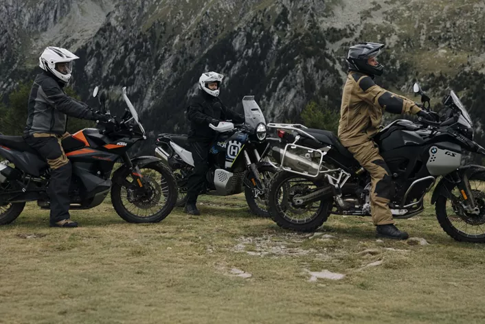 Fox Racing je decenijama stalna veličina u oblasti visokokvalitetne opreme za motocross i mountainbike. Sa inovativnim dizajnom i fokusom na performanse i stil, kompanija je stekla ime. Godine 2024. po prvi put su se upustili u žestoko konkurentan avanturistički sektor - sa uspehom, Fox je lansirao 3 linije modela u kojima svaki globtroter može pronaći odgovarajuću opremu.