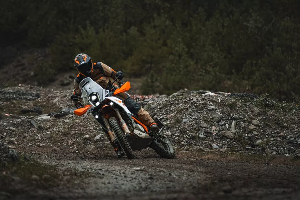 Despite challenging times, KTM remains unstoppable in unveiling new models. Discover all the details of the 390 Adventure R, showcased at EICMA with its 21-inch front wheel, alongside its 19-inch sibling, the 390 Adventure X.