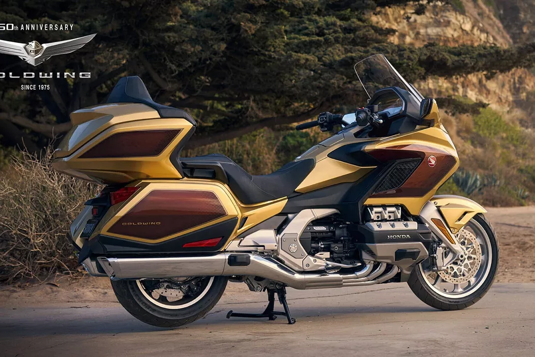 Die Honda Gold Wing feiert im Modelljahr 2025 ihr 50-jähriges Jubiläum. Seit ihrer Markteinführung 1975 als 1000 cm³ Naked-Bike hat sich das Flaggschiff von Honda stetig weiterentwickelt. Mit neuen Jubiläumseditionen, überarbeiteten Designelementen und technologischen Verbesserungen bietet die GL1800 Gold Wing auch 2025 höchste Reisekomfortstandards.
