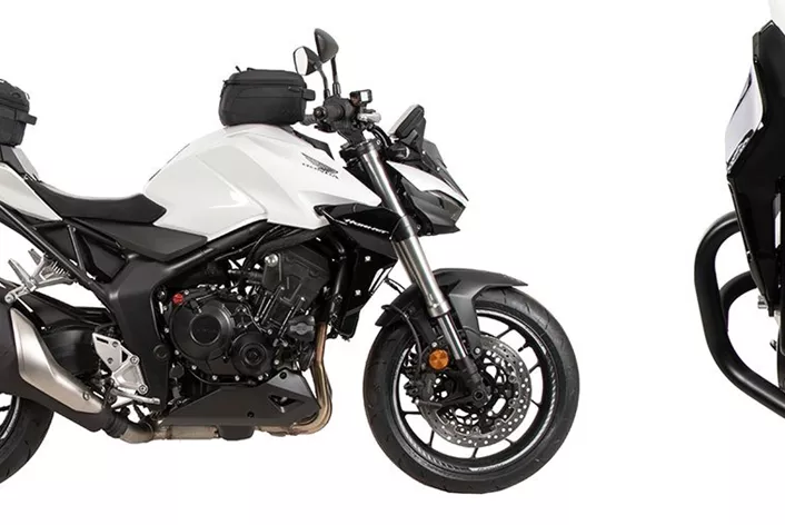 La nuova Honda Hornet è già disponibile presso i primi concessionari. Con i giusti accessori di Hepco & Becker, puoi rendere la moto ancora più versatile, che sia per l'uso quotidiano, per tour lunghi o per una guida sportiva.