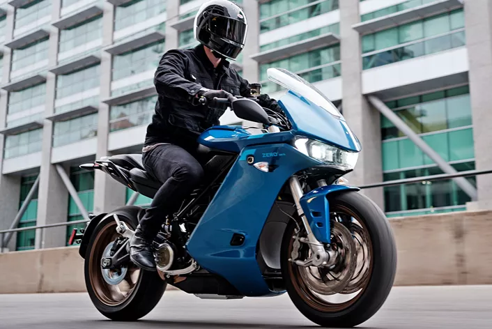 Zero Motorcycles macht den Einstieg in die Elektromobilität attraktiver. Im Rahmen der neuen "Go Electric"-Kampagne erhalten Kunden beim Kauf eines Zero Motorrads aus den Modelljahren 2023 oder 2022 eine Prämie von bis zu 6.000 Euro (5.600 CHF). Diese Aktion gilt in Deutschland, Österreich und der Schweiz und läuft bis Ende März 2025.