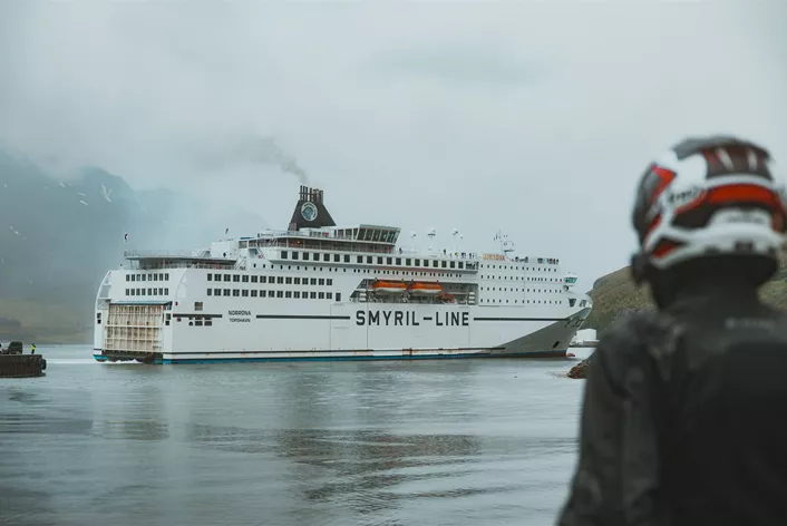 Découvrez les meilleures destinations moto en Europe, facilement accessibles en ferry. Que ce soit l'Islande sauvage, les routes sinueuses de Norvège ou la liberté méditerranéenne de la Grèce, nous vous montrons pourquoi un voyage en ferry est le départ parfait pour l'aventure.