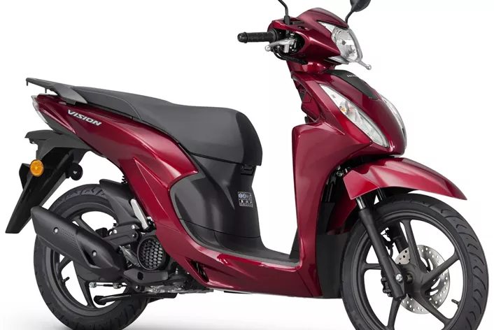 Honda utökar modellutbudet för 2025 med en uppdaterad version av Vision 110. Skotern uppfyller nu Euro 5+-utsläppskraven och kommer i två nya färgvarianter. Dessutom har den en integrerad USB-C-laddningsport.