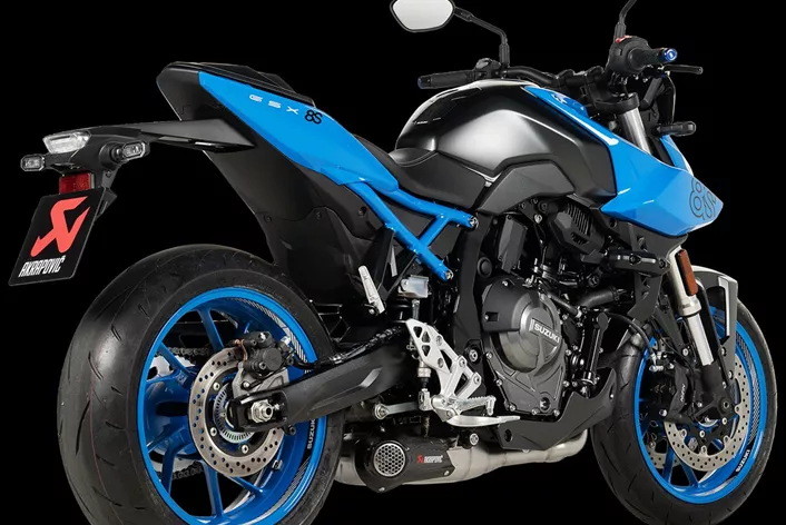 Wenn sich Akrapovic Bikes der Mittelklasse vorknöpft, kann man sich ziemlich sicher sein, dass mindestens einer der Punkte Leistung, Gewicht und Optik ordentlich verbessert wird - oder im Falle der neuen Racing Line (SS) für Suzuki GSX-8S und 8R gleich alle drei!