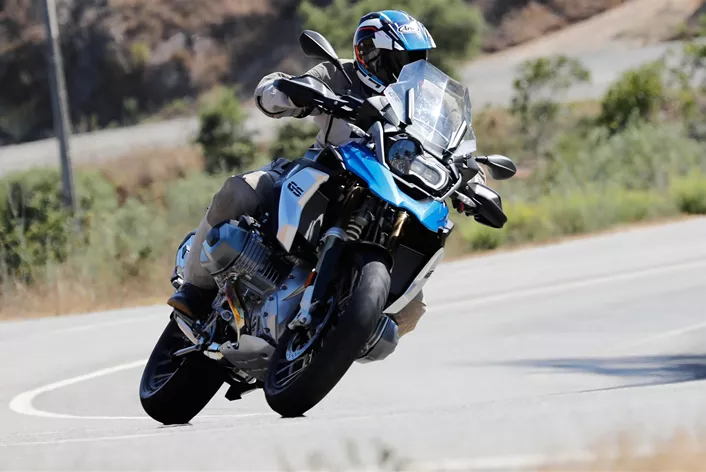 Kein anderes Motorrad bekommt von so vielen Fans und sogar ihren Kritikern den Titel „Eierlegende Wollmilchsau“ verpasst, wie die BMW R 1250 GS. Weil nun mal auch kaum ein anderes Adventurebike so universell einsetzbar ist! Es gibt also an der 12,5er-GS richtig viele Stärken, dennoch gibt es wie bei jedem anderen Motorrad aber auch Schwächen. Wir bringen die Stärken und Schwächen des Universaltalents ans Tageslicht!