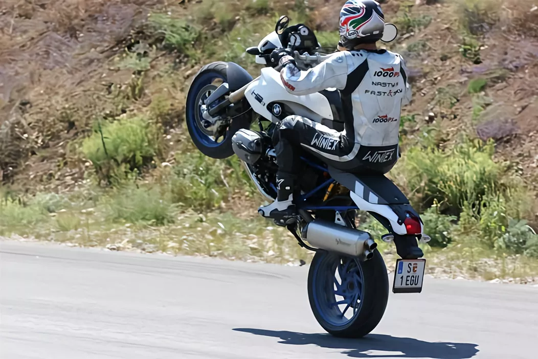 La BMW HP2 Megamoto è stata un passo radicale per la Bayerische Motoren Werke nel 2007. Con il suo potente motore Boxer da 113 CV, componenti di pregio e un'impostazione senza compromessi, ha sconvolto la scena motociclistica. Il test rider NastyNils ripercorre la storia di una moto che ha trasformato l'immagine di BMW e si chiede: che fine ha fatto la ribelle bavarese?