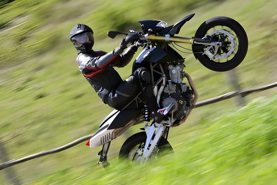 En 2008, Aprilia a pris un pari audacieux avec la Dorsoduro 750, fusionnant l'univers du Supermoto et du Naked Bike. Le moteur V2 de 92 ch, combiné à une commande des gaz électronique, était en avance sur son temps. Quinze ans plus tard, notre essai rétro révèle que cette actrice de caractère italienne a su traverser les années sans perdre de sa modernité, tant sur le plan technique qu'esthétique.