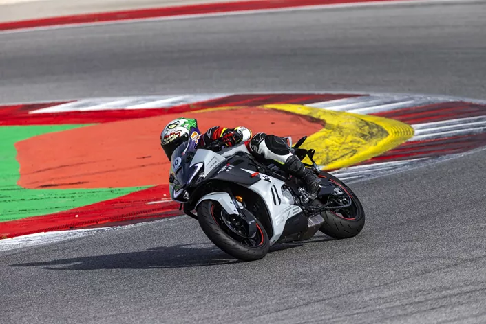 Com a 675SR-R, a CFMOTO introduz um novo modelo Supersport na categoria de média cilindrada, destacando-se pelo motor tricilíndrico potente, design esportivo e tecnologia moderna. Mas como o desafiante se comporta na prática? Testamos a 675SR-R no Autódromo Internacional do Algarve.