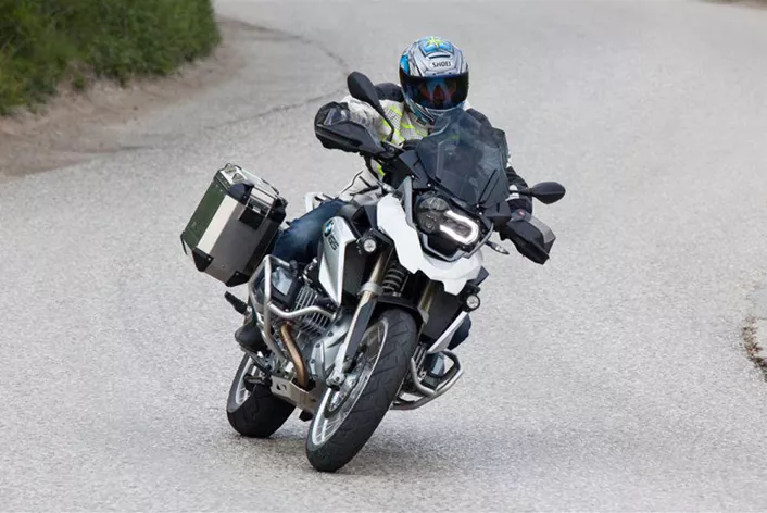 The BMW GS, particularly in its 1200 variant, is an absolute phenomenon, celebrated as one of the best touring motorcycles on the market! Loved by both young and old, it excels in almost everything – a true all-rounder. However, even this jack-of-all-trades isn't without its flaws. We uncover the strengths and weaknesses of this versatile talent!