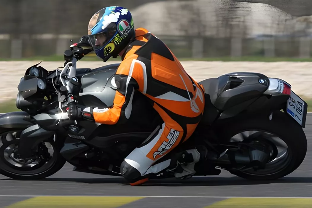 U mom detaljnom retrotestu BMW K1300 R vraćam se na prvi susret iz 2009. godine i kombiniram povijesne dojmove s aktualnim dugoročnim iskustvima iz zajednice.