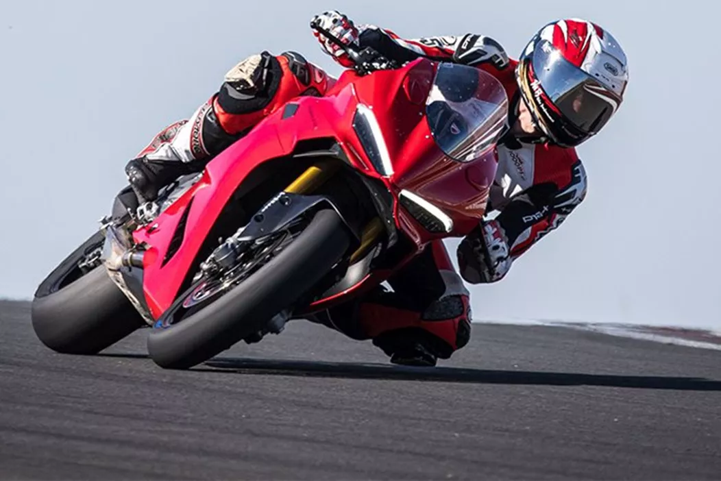 Od Ducati można by się spodziewać wszystkiego, ale nowej Panigale V2 z przeprojektowanym silnikiem o mniejszej mocy? To zaskoczenie! Szczególnie, że poprzednia wersja w porównaniu do wewnętrznego modelu V4 nie była uznawana za potwora mocy. Włosi jednak postawili na downsizing. Z mniejszą pojemnością i zredukowaną mocą, marka z dumą podchodzi do niższego segmentu rynku z nazwą „Panigale” na sztandarze. Czego możemy się spodziewać?