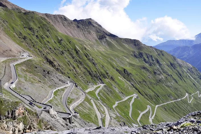 Doživite kroz naš ultimativni putopis 10 najboljih moto tura Evrope! Bilo da su to alpski prevoji, krivudavi priobalni putevi ili divlji pejzaži – ove 3 do 4-dnevne rute nude čistu slobodu i uživanje u vožnji. Otkrijte skrivene savete, kulinarske specijalitete i praktične savete za svaki nivo vozača. U prvom delu predstavljamo 5 ruta u Austriji, Italiji, Francuskoj i Švajcarskoj - savršene ture tik iza ugla!