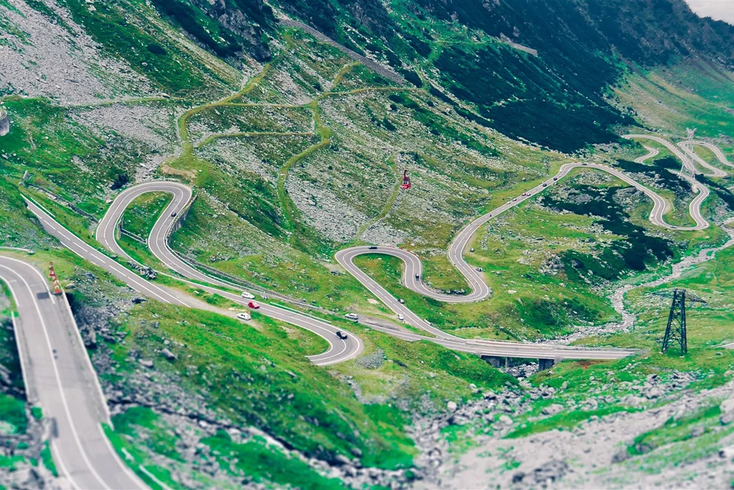 Erlebe in unserem ultimativen Reisebericht die 10 besten Motorradtouren Europas! Ob Alpenpässe, kurvige Küstenstraßen oder wilde Landschaften - diese 3 bis 4-tägigen Routen bieten pure Freiheit und Fahrspaß. Entdecke Geheimtipps, Kulinarik-Highlights und praktische Reisetipps für jedes Fahrlevel. In Teil 2 geht es um 5 Strecken in Norwegen, Schottland, Rumänien sowie auf Korsika und Sardinien - nimm Dir mit An- und Abreise eine Woche Zeit und inhaliere diese ultimativen Motorradstrecken voller Genuss!