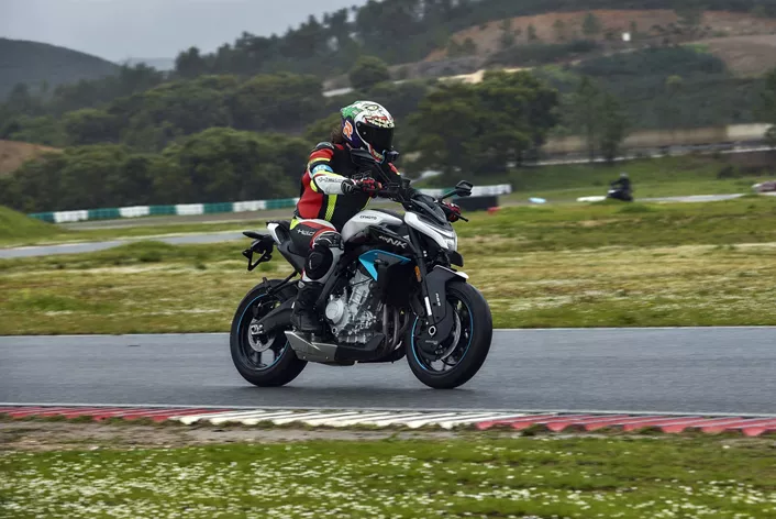 A CFMoto amplia sua linha no segmento de Naked Bikes com a 675NK – uma moto de média cilindrada com design agressivo e motor tricilíndrico. À primeira vista, a moto impressiona com seu design futurista e acabamento de alta qualidade. Mas como ela se comporta na estrada – ou, neste caso, na escorregadia pista de kart de Portimão?