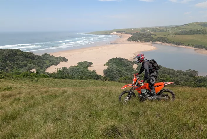 Eine Motorradreise der besonderen Art: Mit Rallye-Legende Alfie Cox erkunden wir auf brandneuen KTM EXC300 die spektakuläre Wild Coast Südafrikas. Zwischen menschenleeren Traumstränden und technisch anspruchsvollen Trails erleben wir die perfekte Mischung aus Enduro Genuss und einzigartigen Landschaftserlebnissen.