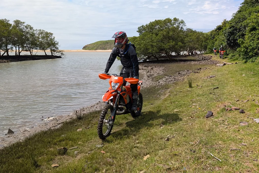 Co se stane, když se v Jižní Africe setká šest zkušených enduristů, zbrusu nové motocykly KTM 300 EXC a rallye legenda Alfie Cox? Ultimátní zátěžový test mezi vysněnými plážemi a technickými stezkami. Na denních etapách dlouhých 70-100 kilometrů dvoutaktní KTM 300 EXC dokazuje, proč je první volbou pro skutečné hard enduro.
