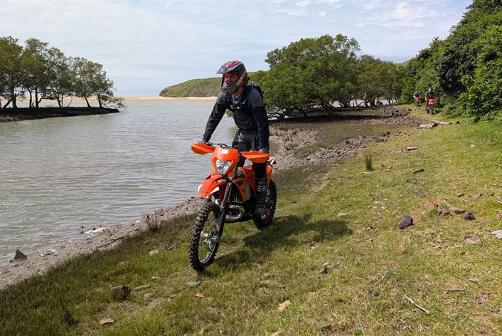 Co się stanie, gdy połączysz sześciu doświadczonych enduro jeźdźców, nowiutkie KTM 300 EXC i legendę rajdów Alfie Coxa w RPA? Oto ostateczny test wytrzymałości między rajskimi plażami a wymagającymi szlakami. Na 70-100 kilometrowych dziennych etapach dwusuwowe KTM pokazuje, dlaczego jest pierwszym wyborem dla prawdziwego Hard Enduro.