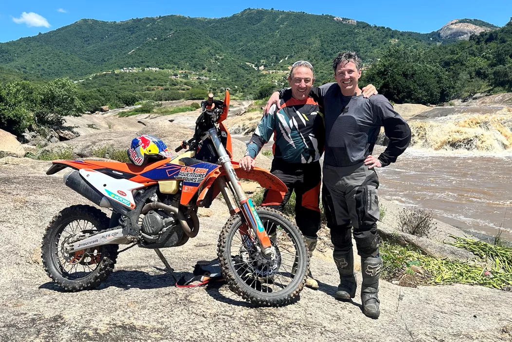 Die Qual der Wahl. KTM bietet ein breite Palette an Enduros. Die neuen 2-Takter sind richtig gut gelungen. Doch auch die klassische 450er ist immer noch ein Dauerbrenner. Gemeinsam mit Alfie Cox probierte ich beide Motorräder während einer 6-Tages Tour in Südafrika. Welche fährt in der Praxis besser? Die KTM 450 EXC 4-Takt oder die KTM 300 EXC 2-Takt
