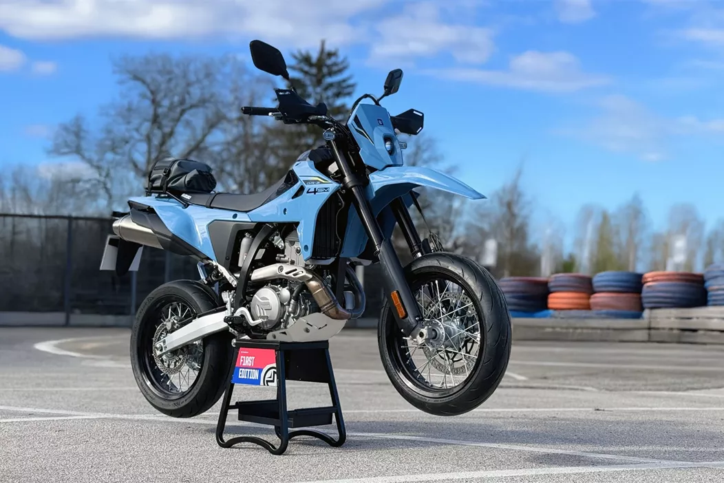 Los primeros contratos de compra ya están firmados y los fans están entusiasmados: los nuevos modelos DR-Z están listos para entrar en acción. En consonancia, Suzuki Austria lanza una Edición First y los concesionarios presentan los primeros precios de referencia.