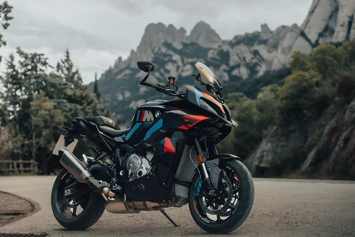Barcelona, Kurven, und ein Motorrad mit 201 PS - klingt nach einer perfekten Kombination für einen Härtetest. Die neue BMW M 1000 XR soll laut Hersteller das Beste aus zwei Welten vereinen: Tourenkomfort und kompromisslose Performance. Doch wie alltagstauglich ist ein Bike dieser Größe und Stärke? Ich habe mir zwei Kollegen geschnappt, und gemeinsam haben wir die M 1000 XR in den kurvigen Bergstraßen rund um Barcelona getestet.