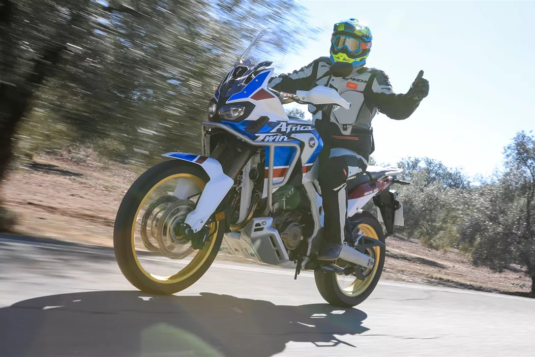 La Honda CRF1000L Africa Twin a été introduite en 2015 comme une interprétation moderne de la légendaire XRV750 Africa Twin et a bénéficié de mises à jour significatives en 2018. Nous avons consulté l'omniscient Manfred Postrihac de la Motothek à Ternitz (Basse-Autriche) pour ses retours d'expérience sur l'Africa Twin 1000 du point de vue d'un atelier. En deux mots : la Honda a toujours été, est et restera extrêmement fiable !