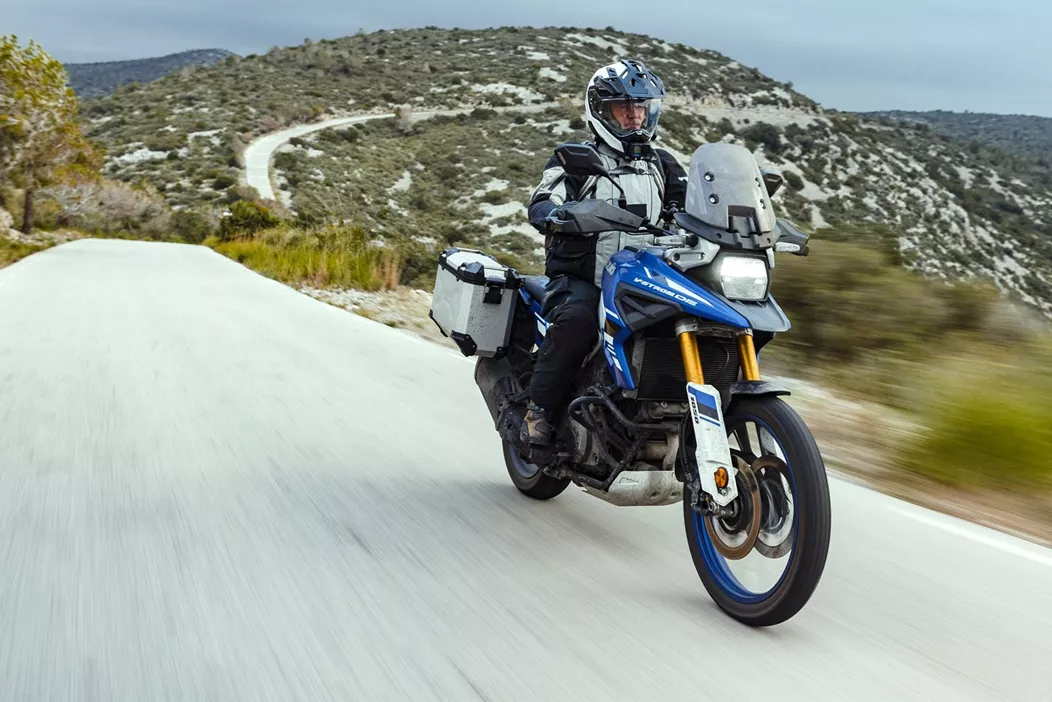 Wo kann man eine Reiseenduro besser testen als auf der Reise? Daher schnappte sich Wolf die Suzuki V-Strom 1050 DE, ließ einen Conti TKC70 aufziehen und startete in unsere 1000PS-Außenstelle bei Barcelona. Ziemlich genau 2000 Kilometer in vier Tagen, ehe er vor Ort noch zwei paar Tage on- und offroad unterwegs gewesen ist, insgesamt waren es dann etwas über 2200 Kilometer. Liest, was er vom Motorrad und der Reise zu berichten hatte...