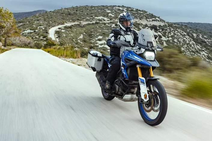 Gde bolje testirati putnu enduro nego na putovanju? Zato je Wolf zgrabio Suzuki V-Strom 1050 DE, montirao Conti TKC70 gume i krenuo ka našoj 1000PS ispostavi u Barseloni. Skoro 2000 kilometara za četiri dana, i još dva dana vožnje na terenu i van njega, ukupno preko 2200 kilometara. Pročitajte šta je imao da kaže o motociklu i putovanju...